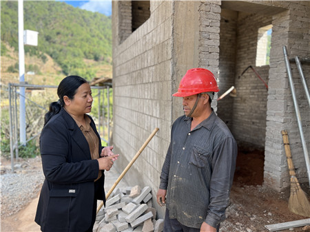 李蕊(左)在查看新建公厕进度。