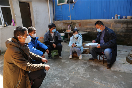 吴昱熹(右)到群众家中走访调研。