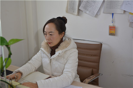 唐文娟在研究中小学德育工作。