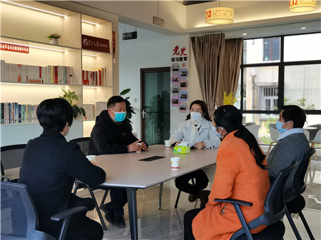 共美家园人大代表联络室,王正龙(左二)提出优化物业管理建议。