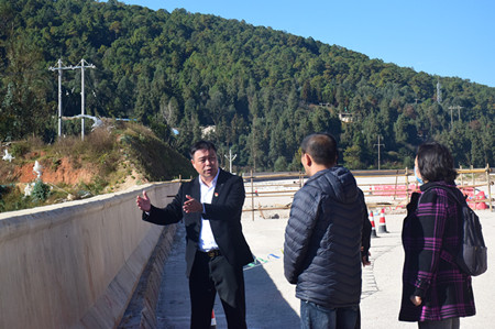 尹绍荣查看杞麓湖环湖截污治污工程。_副本