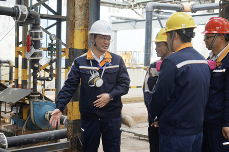 张体富(左一)在了解污酸处理改造项目运行情况。_副本