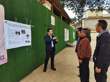 在江川区宁海街道大营小学,鲁熊(左一)正在了解整改后情况。_副本