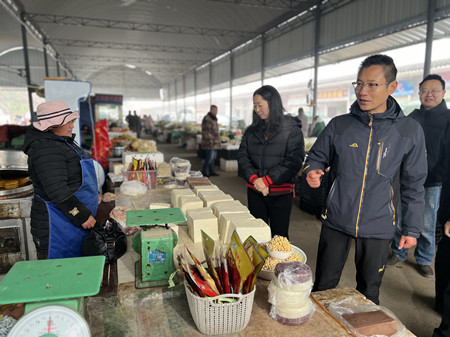 市场提升改造后李钢(右一)听取群众反馈意见。_副本