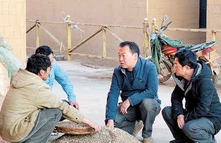 邓雪春(右二)来到洼垤乡罗垤村扎巴垤小组走访,了解村民生产生活情况。_副本