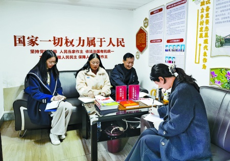 蒋文英(左二)在工作中。