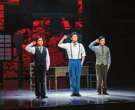 大型原创现代花灯戏《聂耳》生动重现人民音乐家聂耳的艺术人生与家国情怀。