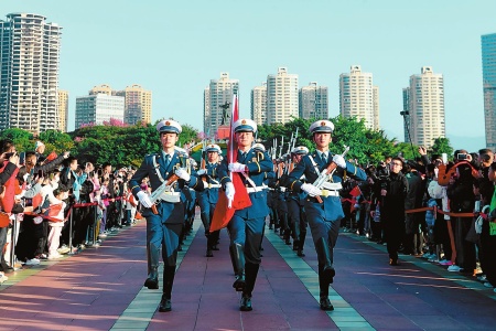 玉溪消防聂耳广场国旗护卫队护送五星红旗走向升旗台。