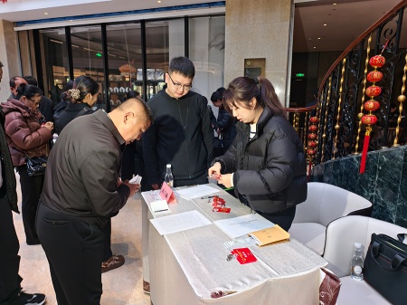 报到现场秩序井然。