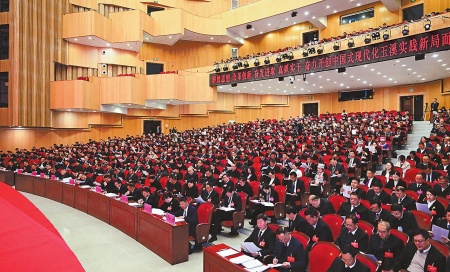 1月22日,玉溪市第六届人民代表大会第五次会议举行第二次全体会议。 本报记者 曾永洪 摄