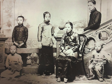 1917年,聂耳(前右一)与母亲彭寂宽、二姐聂惠茹(前右三)、二姐夫严尔度(后右一)及两个哥哥的合影。(资料图)_副本